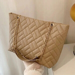 HP! 🎉 Khaki Quilt Pattern Gold Chain Purse